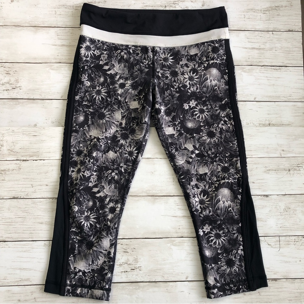LULULEMON Up The Pace Flowabunga Black/White Sunflower Print Cropped Leg… - Picture 1 of 12